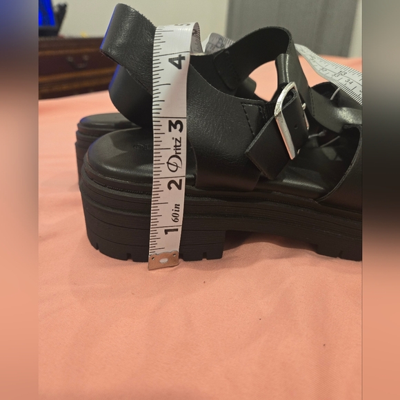 Old Navy Black Strappy Sandals - Picture 4 of 6
